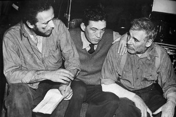 بوگارت در کنار جان هیوستن و والتر هیوستن سر صحنه فیلم «گنج های سیرامادره» (۱۹۴۸)