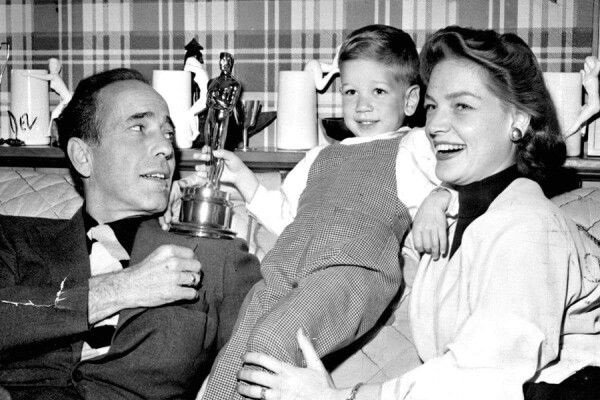 همفری بوگارت در کنار همسر و پسرش
