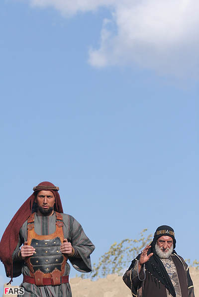 رضا کیانیان (سمت راست) پشت صحنه سریال مختارنامه. عکس از قادر عاقلی. خبرگزاری فارس