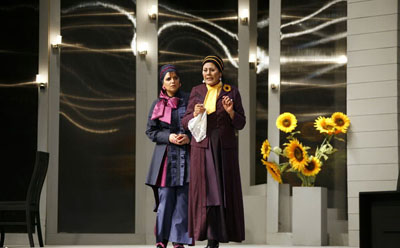 مهوش افشارپناه و الهام پاوه نژاد در صحنه ای از نمایش