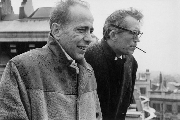 بوگارت در کنار جان هیوستن در شهر لندن در سال ۱۹۵۳، عکس از رابرت کاپا