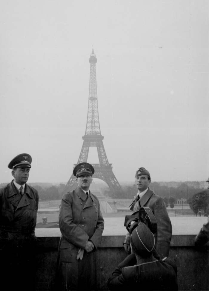 هیتلر پس از اشغال پاریس عکس یادگاری می گیرد. رب گریه و خانواده اش طرفدار آلمان ها بودند